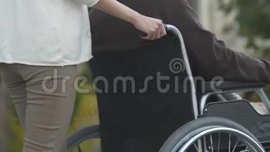 护士<strong>推人</strong>轮椅，城市残疾<strong>人</strong>的生活条件
